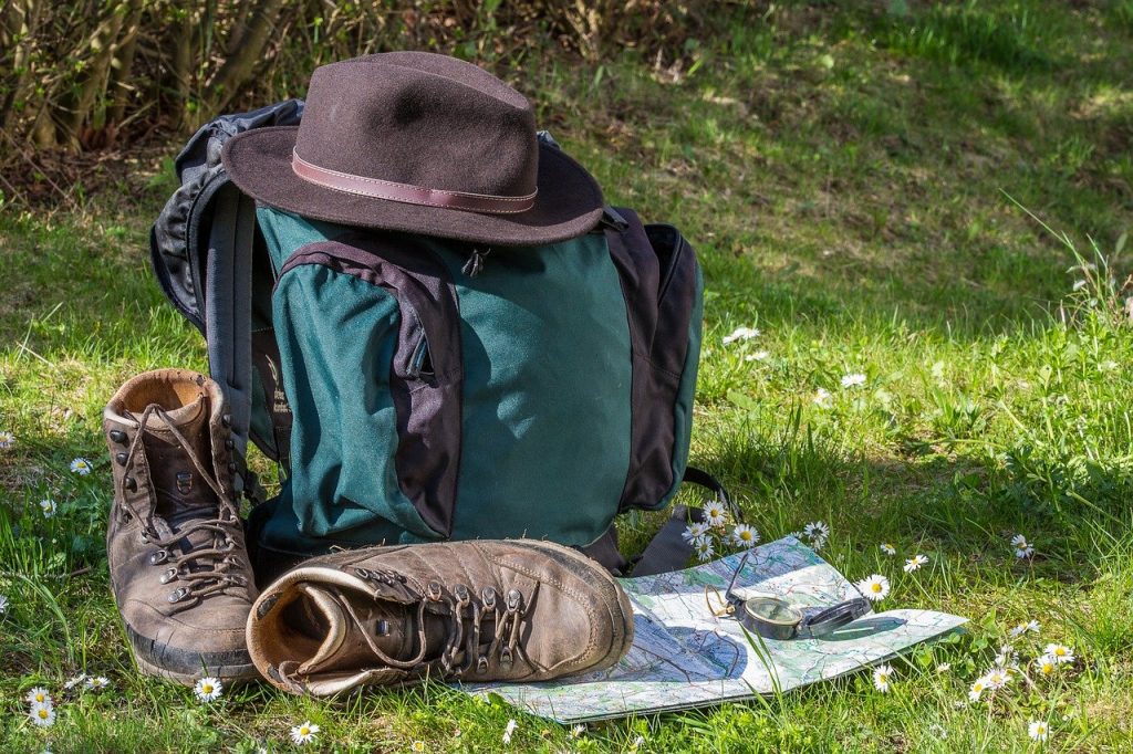 sac et chaussures de randonnée